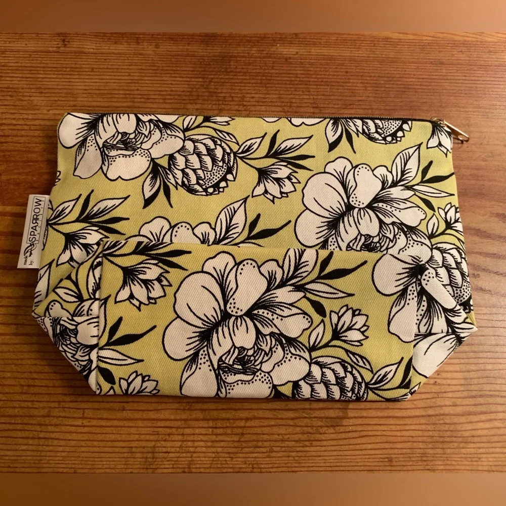 Elizabeth Arden Cosmetic Bag - Picture 2 of 8